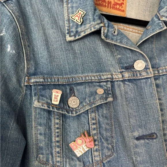 Levi's Light Blue Denim Jacket with Pins Size L - Picture 2 of 8
